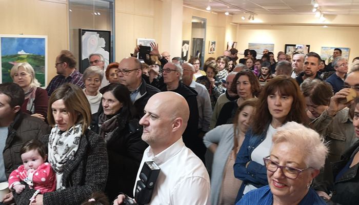 Las Mujeres con color abarrotan la sala de exposiciones de Cabanillas en la inauguración de su muestra