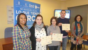 Los ganadores del II Concurso de Escaparatismo Navideño de Cuenca reciben sus diplomas