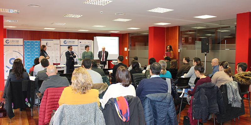 CEOE-CEPYME Guadalajara ha celebrado una nueva jornada de comercio exterior, donde 40 empresas de toda la provincia se han informado sobre las últimas novedades de los Incoterms 2020. Una jornada que se ha realizado en colaboración con Banco Sabadell junto con CECAM y el IPEX, a través del convenio firmado entre ambos y de la Diputación provincial de Guadalajara. Fernando Muñoz, director territorial centro y Lourdes Sánchez, directora de negocio internacional, ambos del Banco Sabadell, junto con Rafael Martínez, director de comercio exterior de la misma entidad, mostraron a los presentes la última revisión que ha tenido lugar en los Incoterms, siendo estos, un lenguaje utilizado para las prácticas comerciales que se hacen en el mundo. Estos Incoterms sirven, según explicaron los ponentes, para evitar incertidumbres en el comercio, al mismo tiempo que disminuyen los litigios, pues con ellos, las empresas saben cómo realizar ciertas transacciones. Dentro de los aspectos más destacados de los Incoterms, los responsables del Banco Sabadell mostraron aquellos referidos a la entrega, donde se va a producir, quien es el que soporta el riesgo del transporte, así como la distribución de los gastos y costes o la responsabilidad de los costes aduaneros, entre otros aspectos destacados en la nueva revisión de términos de los Incoterms 2020. La jornada que contó con la colaboración de CECAM y el IPEX, a través del convenio firmado entre ambos y de la Diputación provincial de Guadalajara y de Banco Sabadell, estuvo inaugurada por Javier Arriola, secretario general de CEOE-CEPYME Guadalajara y Teresa Alonso, técnico de comercio exterior del IPEX.