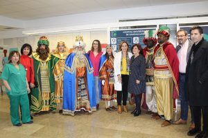 Los Reyes Magos visitan los pacientes del Hospital Universitario de Guadalajara
