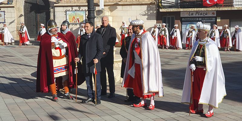 Martínez Chana muestra su apoyo a los Moros y Cristianos de Valverde para solucionar los problemas con la pólvora