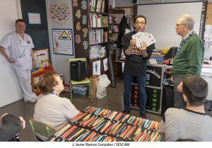 Rafael García, del dúo de magia cómica Clanchistérico Magia, llena de sonrisas el Hospital Universitario de Guadalajara