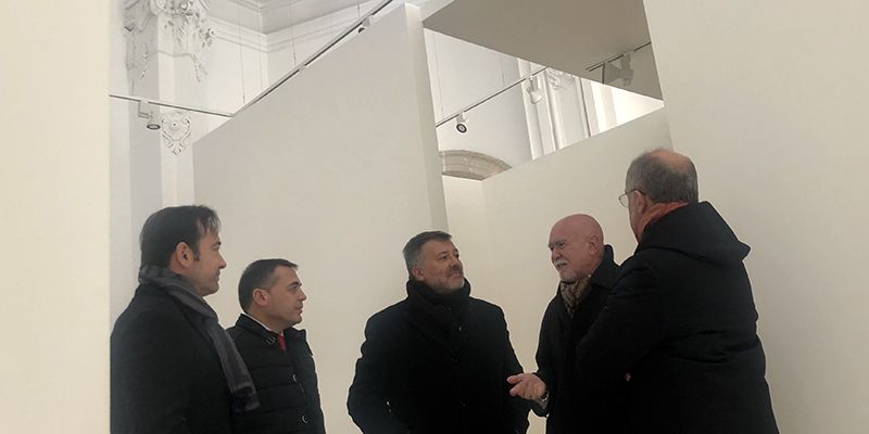 Roberto Polo visita la Iglesia de Santa Cruz, en la que se ubicará la exposición de Carolyn Marks Blackwood