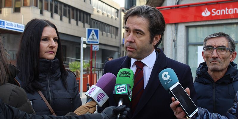 Robisco denuncia que los alumnos siguen en barracones y que Page olvida la educación en el medio rural