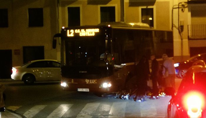 Trasladado al Hospital un joven de 16 años tras chocar la moto que conducía con un autobús urbano en el Puente de la Trinidad