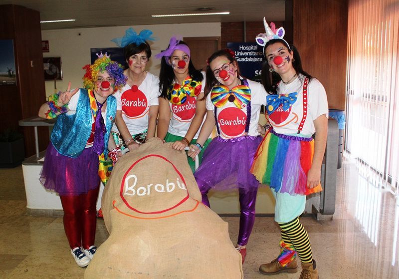 Un grupo de voluntarias de la asociación Barabú Payasos visita el Hospital de Guadalajara
