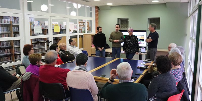 Una quincena de personas mayores inician en la Biblioteca de Cabanillas el Taller de Smartphones de la Fundación Telefónica