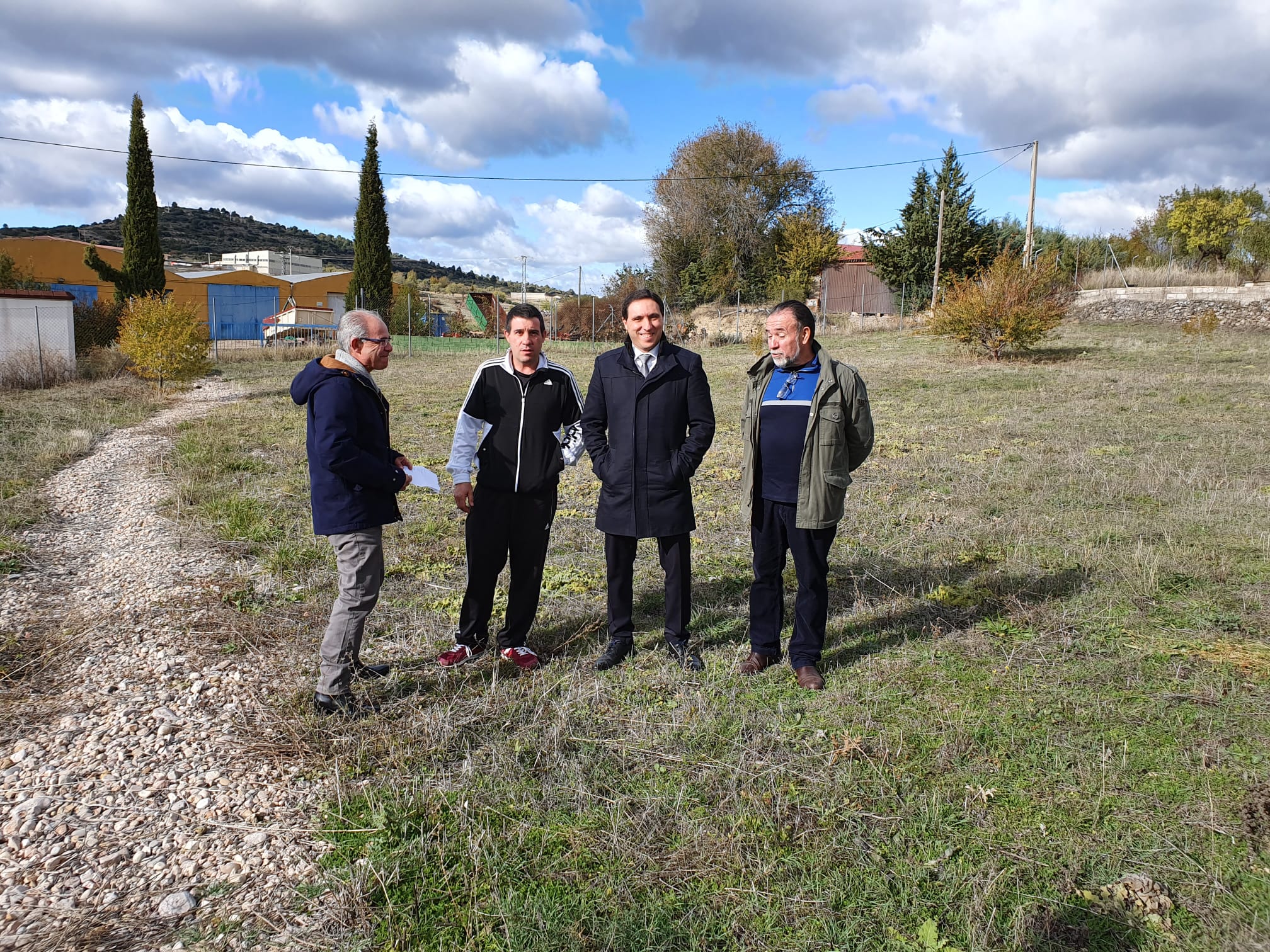 Martínez Chana visita los terrenos donde se ubicará el próximo parque de bomberos de Priego