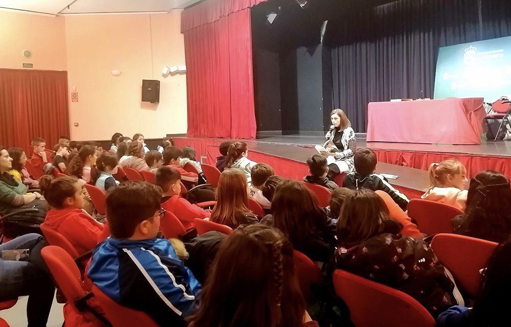 Beatriz Oses, escritora y ganadora del Premio Barco de Vapor 2019, presentó su libro  Los escribidores de Cartas en la Biblioteca de Alovera