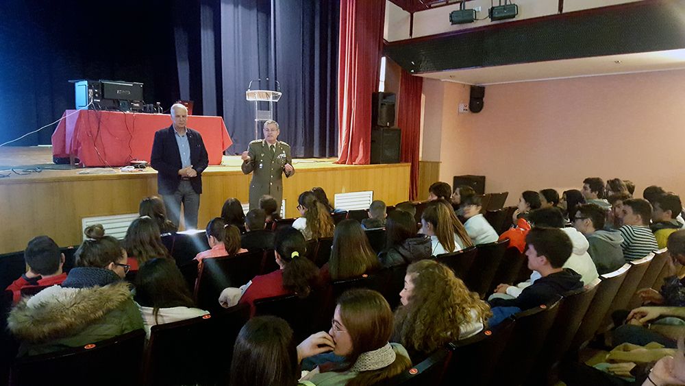 Alumnos de Casasimarro se comunican por videoconferencia con la base  ‘Gabriel de Castilla’ que el ejército español tiene en la Antártida