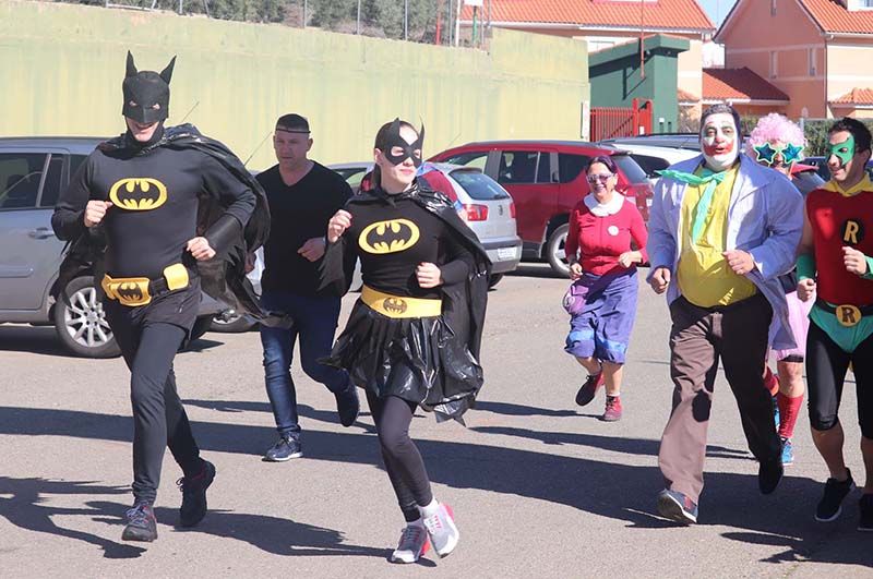 Calor, disfraces y muy buen rollo en la V Milla Solidaria Carnavalesca de Cabanillas