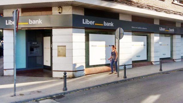 Contratos de 10 minutos semanales y avisos por wasap así se las gasta la nueva contrata del servicio de limpieza de Liberbank