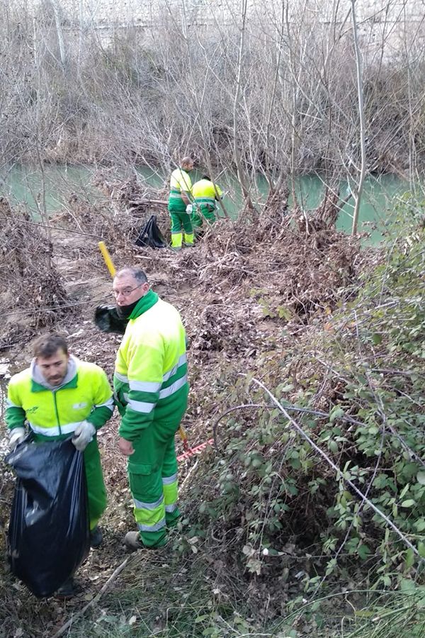 El Ayuntamiento de Cuenca avanza en la limpieza de los márgenes de los ríos Júcar y Huécar