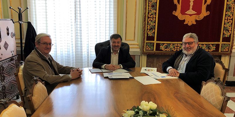 El Colegio Oficial de Enfermería de Cuenca presenta al alcalde la campaña ‘Nursing now’