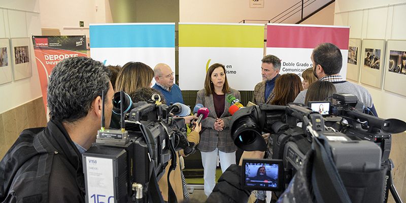 El Gobierno de Castilla-La Mancha presenta a los estudiantes de Comunicación la Guía de Información responsable sobre el suicidio