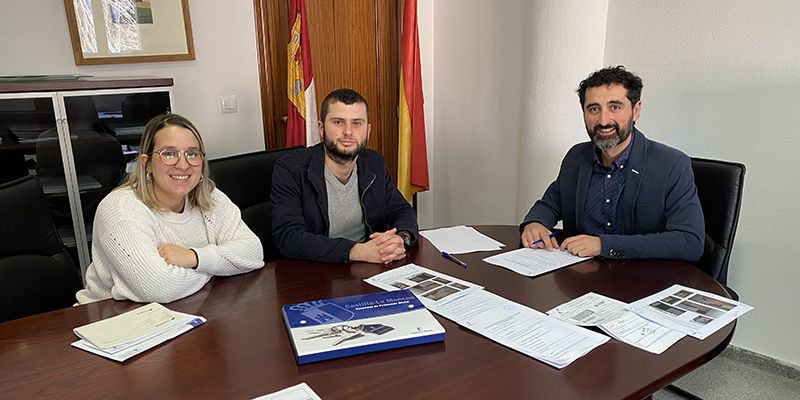 El Gobierno regional entrega una vivienda pública en la localidad de Villaescusa de Haro