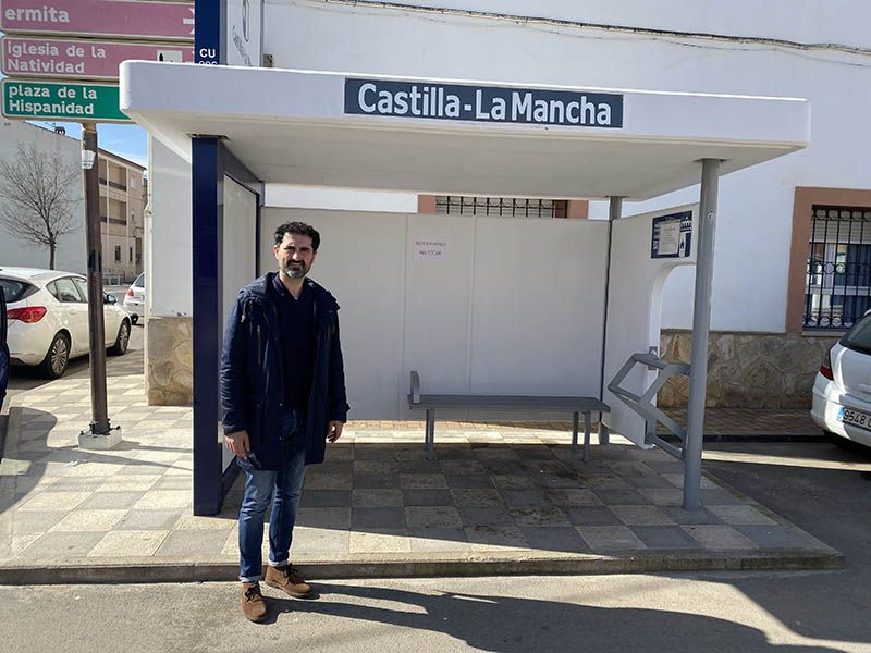 El Gobierno regional renueva 206 marquesinas de autobús en distintos puntos de la provincia de Cuenca