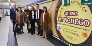 El queso manchego llegará a cerca de seis millones de pasajeros del metro de Madrid gracias a la campaña de promoción del Gobierno de Castilla-La Mancha