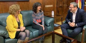 Eusebio Robles felicita a Inmaculada Haro por el reconocimiento regional que recibirá en el acto institucional del Día Internacional de las Mujeres