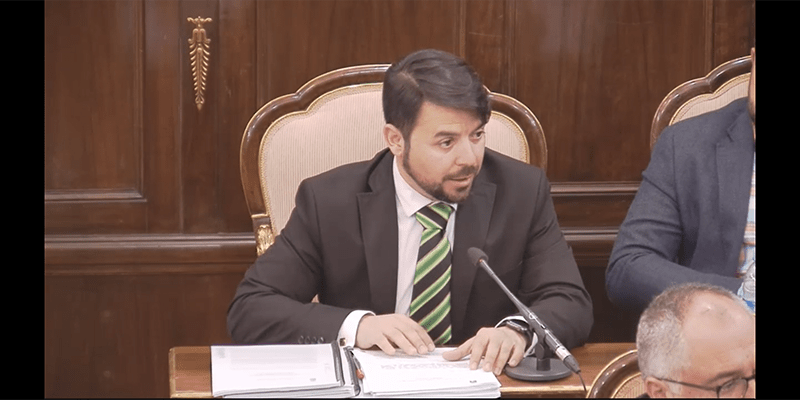 Iván Sánchez (VOX) “El equipo de Gobierno se reserva más de 6 millones de euros para las elecciones del año 2023 a costa de los planes provinciales”.