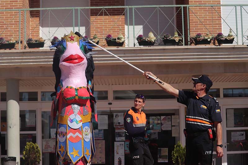 La espectacular sardina de la Escuela de Arte pone fin al Carnaval cabanillero