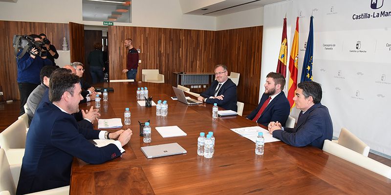 La Junta impulsará la promoción y dinamización del suelo industrial de la mano del sector implicado