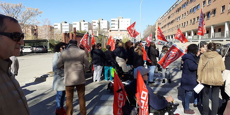 La plantilla y los usuarios del Centro de Atención a Personas con Discapacidad de Guadalajara salen a la calle a reclamar más personal y mejor calidad del servicio
