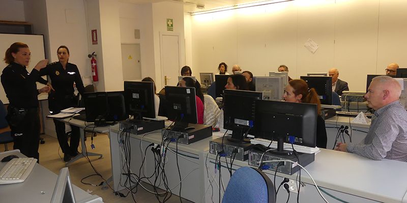 La Policía Nacional enseña a los empresarios de Cuenca el modo de prevenir los delitos más habituales