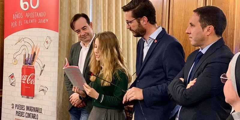 Martínez Chana recibe a la joven conquense ganadora del concurso regional de relatos cortos impulsado por Coca-Cola