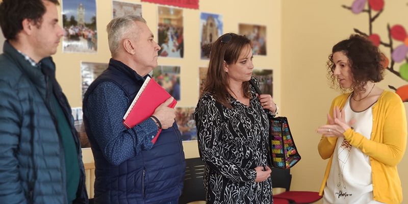 Olga Villanueva visita el centro asistencial de Atanzón para conocer su programa de atención a personas mayores