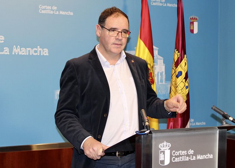 Prieto insta al Gobierno de Page a que facilite la vida en los pueblos para que sus habitantes no pierdan oportunidades