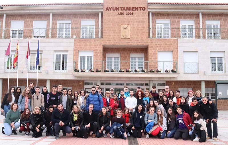 Recepción en el Ayuntamiento para los jóvenes y docentes europeos que pasan la semana en Cabanillas con el Erasmus Plus
