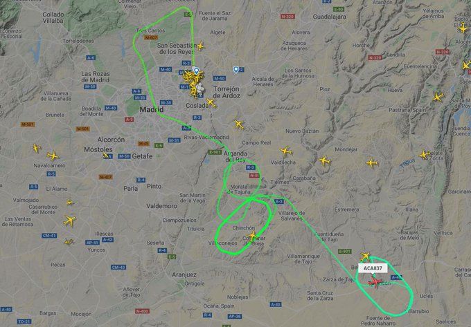 El avión de Air Canadá aterriza sin problemas en el aeropuerto de Barajas tras volar sobre Tarancón para gastar el combustible 3 Un avión de Air Canada con problemas técnicos da vueltas en círculos sobre Tarancón esperando un aterrizaje de emergencia