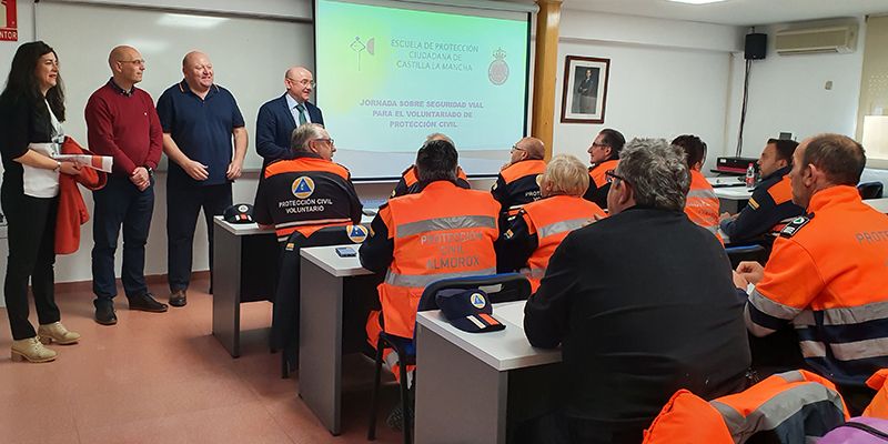 Un total de 48 integrantes de varios grupos de emergencia reciben formación en reanimación cardiopulmonar y educación vial