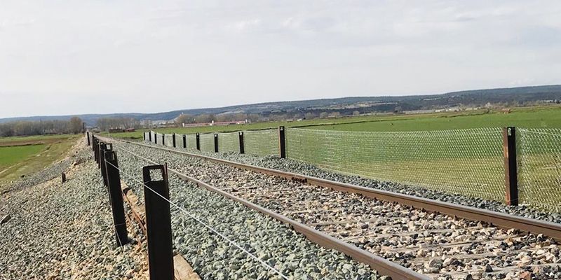 Adif corta sin previo aviso una vereda en Carboneras e impide que el ganado de la localidad pueda beber en el río y pastar