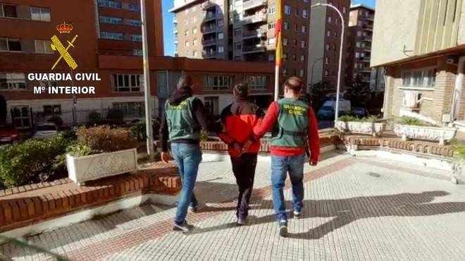 Detenido por cometer 21 robos en Sigüenza y su comarca, incluso en el cementerio