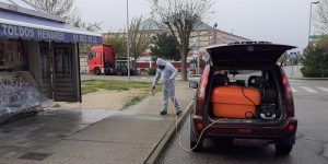 El Ayuntamiento de Villanueva de la Torre prosigue con los trabajos de desinfección por las calles del municipio y zonas de tránsito frecuente