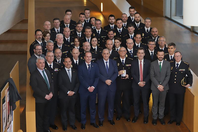 El delegado del Gobierno felicita a la Comisaría de Policía Nacional de Guadalajara por la concesión de la Medalla de Oro de la Ciudad 3 El delegado del Gobierno felicita a la Comisaría de Policía Nacional de Guadalajara por la concesión de la Medalla de Oro de la Ciudad