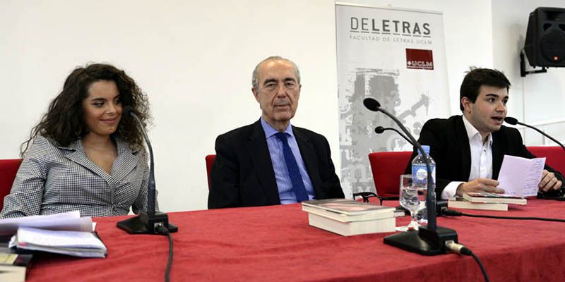 El escritor Luis Alberto de Cuenca afirma en la UCLM que las redes sociales han propiciado el renacer de la poesía