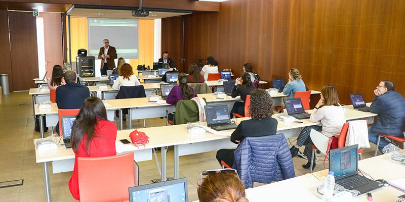 El Gobierno de Castilla-La Mancha habilita una nueva línea telefónica gratuita para ofrecer recomendaciones sanitarias ante la presencia de síntomas por coronavirus el 900 232323