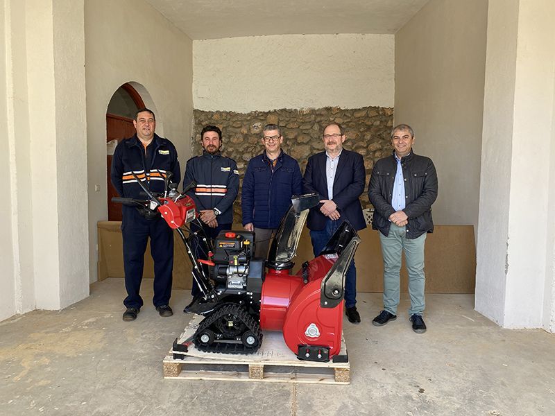 El Gobierno regional entrega un equipo portátil de quitanieves a la Agrupación de Protección Civil de Motilla del Palancar