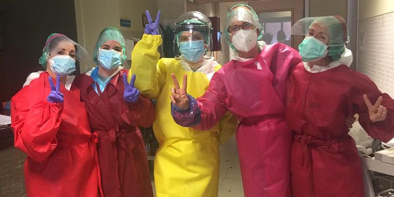 El hospital Virgen de la Luz recibe más de 500 batas confeccionadas por voluntarias conquenses