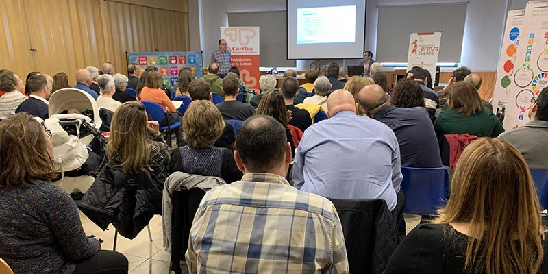 El seminario de medios de comunicación y cooperación organizado por Cáritas diocesana de Cuenca acoge a más de 70 personas para aprender sobre información y bulos