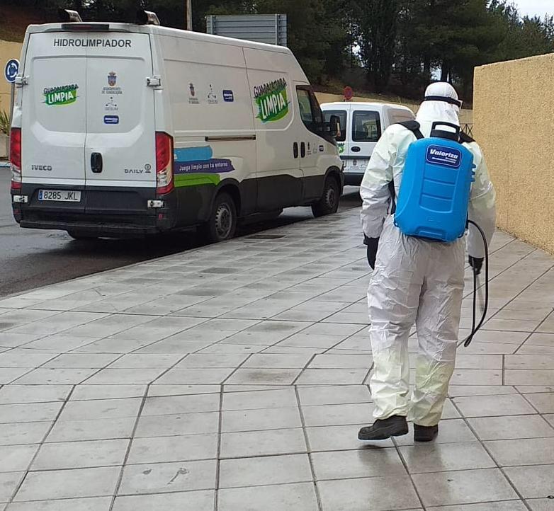 Equipos de baldeo y desinfección recorren Guadalajara para actuar en puntos de interés