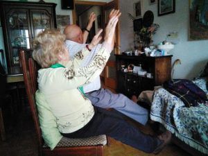 Fisioterapeutas del SESCAM elaboran consejos y tablas de ejercicio para que las personas mayores se mantengan activas durante el aislamiento domiciliario