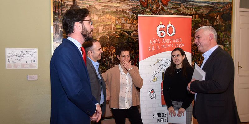 José Luis Vega recibe a la ganadora provincial del concurso Jóvenes Talentos 2019, de la Fundación Coca-Cola