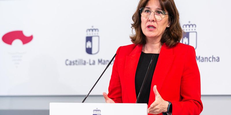 Como consecuencia de la crisis de salud pública que ha provocado el COVID-19, la Consejería de Educación, Cultura y Deportes ha puesto a disposición de la Consejería de Sanidad las residencias universitarias de su competencia. Así lo ha explicado la consejera de Igualdad y portavoz del Gobierno regional, Blanca Fernández en su comparecencia junto al responsable de Sanidad, Jesús Fernández, para dar cuenta de la reunión que han mantenido hoy el jefe del Ejecutivo Autonómico, Emiliano García-Page con los gerentes de los hospitales dependientes del Servicio de Salud de Castilla-La Mancha (SESCAM) por videoconferencia. La residencia ‘Benjamín Palencia’ de la ciudad de Albacete podría empezar a utilizarse esta noche por 35 profesionales del SESCAM después de haber sido higienizada por los profesionales de Geacam y acondicionada por Sanidad. La consejera ha explicado que todas las residencias están a disposición de las necesidades sanitarias, porque “la prioridad es el descanso de los profesionales sanitarios que se tengan que desplazar de otras localidades para evitarles traslados. Por eso les ponemos a su disposición estas residencias que tienen todas las garantías de habitabilidad y desinfección, ya que queremos procurarles el máximo confort”. En cualquier caso, la portavoz ha insistido en que en aquellas residencias en las que aún permanezcan estudiantes, los mismos tendrán garantizada su continuidad en estos edificios o se les propondrá ir a otra residencia si tuviera que habilitarse la suya por encontrarse más cercana a los centros hospitalarios. Asimismo, ha lanzado un mensaje de tranquilidad a los residentes habituales que estos días están en sus casas, señalando que “se tomarán las medidas oportunas para que el uso extraordinario de estas instalaciones no suponga un perjuicio para los estudiantes cuyas pertenencias se guardarán y custodiarán”. La consejera portavoz también ha agradecido a las empresas que están gestionando estas residencias la máxima colaboración que están manteniendo desde el principio de la situación, “están siendo tremendamente generosas y tanto el personal funcionario como las empresas encargadas se están portando con la máxima diligencia y compromiso”. A disposición de las autoridades sanitarias Las residencias podrán ser utilizadas para aquello que dispongan las autoridades sanitarias, desde albergar pacientes o para que los sanitarios que se hubieran desplazado desde otros lugares tengan un sitio para descansar. También se pondrán a disposición de Sanidad las camas de estas instalaciones por si fueran necesarias. En total son 14 las residencias universitarias dependientes de la Junta de Comunidades de Castilla-La Mancha que suman más de 1.800 plazas ubicadas en las cinco capitales de provincia, así como en Talavera de la Reina y Almadén. “Son 1.873 plazas las que se ponen a disposición de la Consejería de Sanidad por parte de la Consejería de Educación porque en estos momentos, la prioridad es la lucha contra esta pandemia y, dentro de esa prioridad, el cuidado de nuestros profesionales sanitarios que tanto importan siempre, pero más en este momento”, ha dicho Fernández. En Albacete, las tres residencias, ‘Benjamín Palencia’, ‘José Prat’ y ‘José Isbert’ cuentan con capacidad para 443 personas, aunque las dos últimas tienen por el momento algunos alumnos. En Ciudad Real, las residencias cuentan con una capacidad para 445 personas. Todas están vacías excepto la de ‘El Doncel’. En la capital además de la anterior están las residencias ‘José Castillejo’, ‘José Maestro’ y ‘Don Quijote’, a la que hay que sumar la residencia ‘Luis J. Mateo’ de Almadén. Las residencias de la Junta de Comunidades en Cuenca capital cuentan con una capacidad para 503 personas. Son las ‘Bartolomé Cossio’, ‘Juan Giménez de Aguilar’ y ‘Alonso de Ojeda’. Todas cuentan con algunos estudiantes que podrían ser reagrupados si fuera necesario. Por lo que se refiere a Guadalajara capital cuenta con la residencia universitaria ‘Los Guzmán’ con capacidad para 110 personas. Todas sus plazas están disponibles. Por último, las dos residencias de la Junta en la provincia de Toledo cuentan con una capacidad total para 274 personas. La ‘Carmen Villar’ de Talavera de la Reina se encuentra vacía, mientras que la ‘Tomás y Valiente’ de Toledo cuenta con un reducido número de estudiantes.