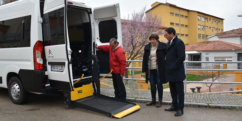 La Diputación de Cuenca sustituye la furgoneta de la Residencia Provincial que tenía 25 años de antigüedad