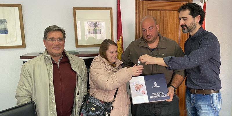 La Junta entrega una vivienda pública en la localidad de Casas de Benítez