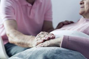 Los capellanes del Hospital de Cuenca ofrecen las 24 horas del día apoyo espiritual a enfermos, familiares y a todo el personal sanitario